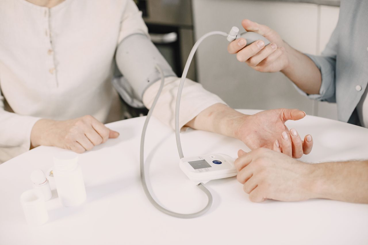 Tensiomètre ambidextre, brassard supplémentaire, bande de contention, stéthoscope…