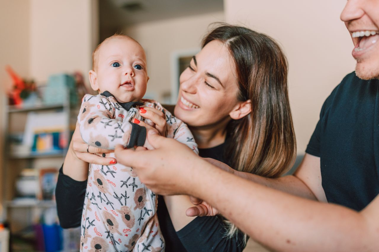 Astuces pour bien occuper un bébé de moins de 3 mois pendant la journée